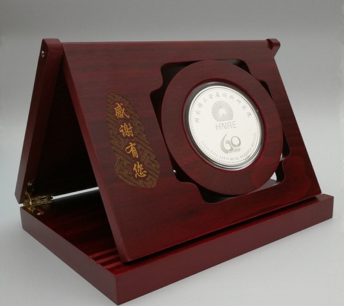 單位光榮退休紀念章,員工退休送什么定制紀念品好？